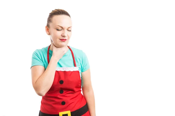 Mal di gola concetto con donna che indossa grembiule rosso — Foto Stock