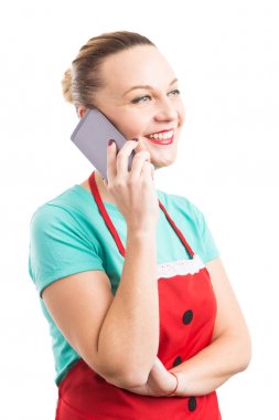 Hizmetçi veya telefonda sohbet bir mola hizmetçi