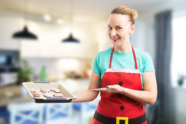 Wife holding and presenting tray of gingerbread — Stock Photo, Image