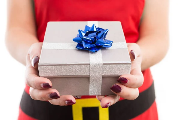Женщина держит рождественский подарок обеими руками — стоковое фото