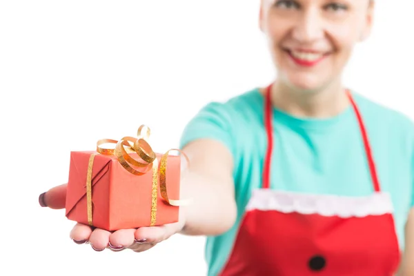 Vrouw dragen rode schort geven aanbod verpakt geschenk overhandigen of — Stockfoto