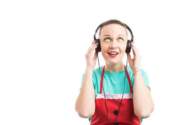 Hipermarket pracownika słuchania muzyki na słuchawkach — Zdjęcie stockowe