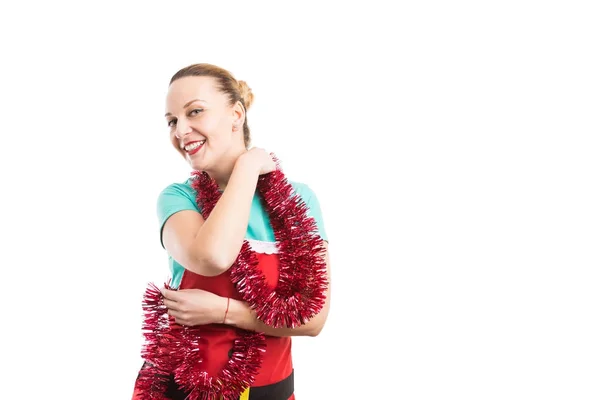 Счастливая жена танцует в рождественском красном фартуке и мишуре — стоковое фото