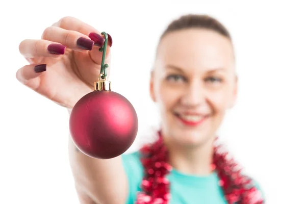Moglie festiva che tiene un globo di Natale — Foto Stock