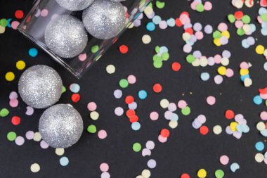 Şampanya Kadehi gümüş glitter topları ve konfeti