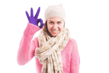 Genç Bayan mükemmel iyi jest sıcak giysiler giyen gösterilen