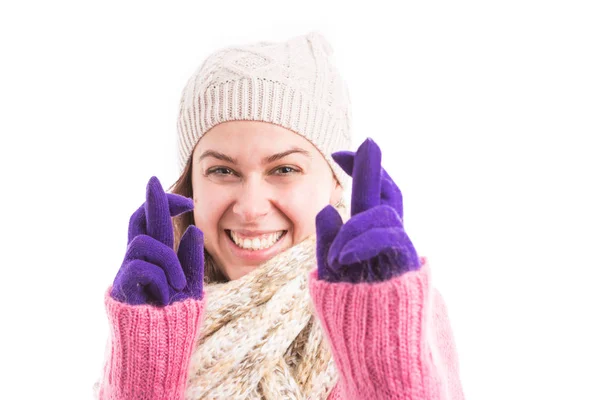 Mujer vestida con ropa de invierno haciendo gesto de buena suerte — Foto de Stock