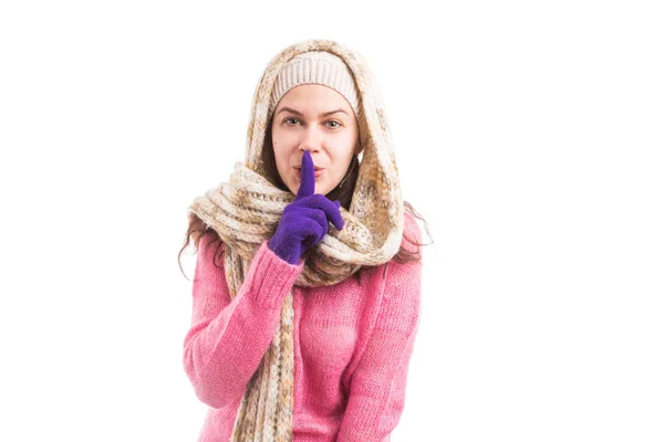 Mujer con bufanda y sombrero mostrando silencio gesto — Foto de Stock