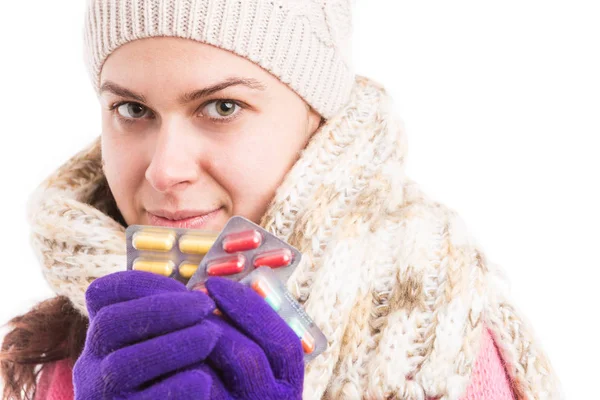 Mujer sosteniendo y mostrando ampollas como concepto de virus de la gripe — Foto de Stock