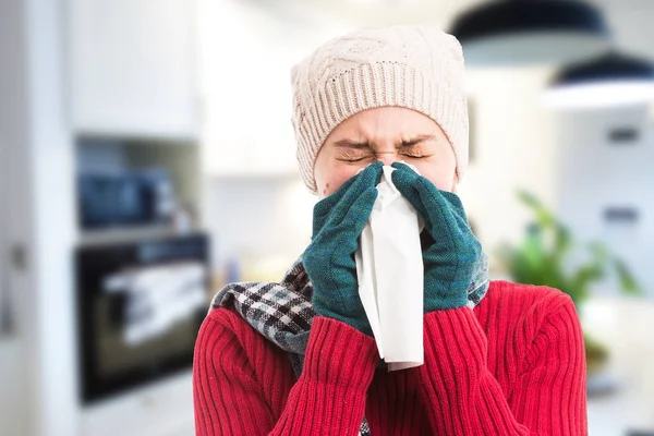 Mujer en el interior sonándose la nariz como concepto de gripe fría — Foto de Stock