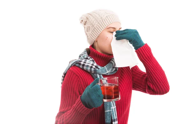 Mujer enferma sosteniendo la taza de té y sonándose la nariz — Foto de Stock
