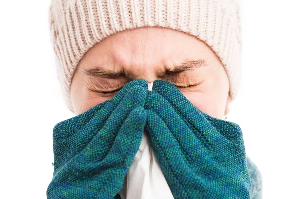 Cara de una mujer fría estornudando o sonándose la nariz — Foto de Stock