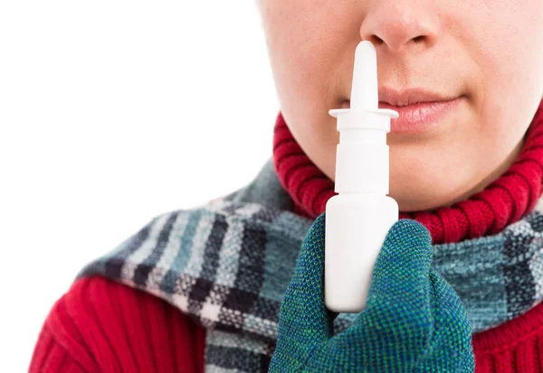 Mujer fría usando aerosol nasal — Foto de Stock