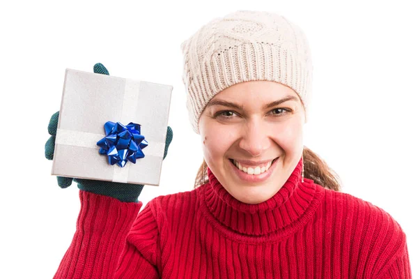 Счастливая улыбающаяся молодая женщина с подарком на Рождество — стоковое фото