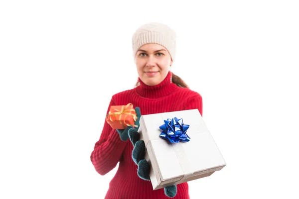 Счастливая женщина в зимней одежде предлагает подарки — стоковое фото