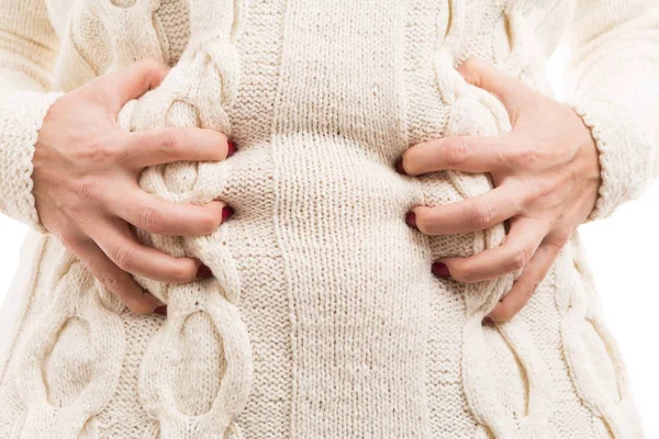 Mulher sofrendo dor de estômago agarrando sua barriga — Fotografia de Stock