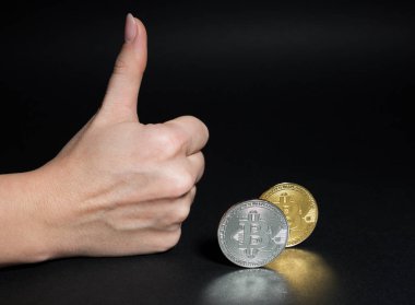 Başparmak yukarıya üstünde bitcoin kavramı