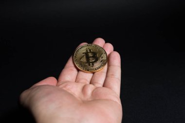 Kadın el holding ve altın Bitcoin veren