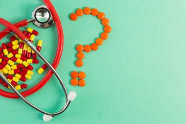 Antibiyotik stetoskop ve soru işareti