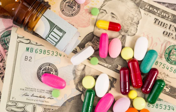 Верхний вид различных таблеток и банкнот долларов — стоковое фото