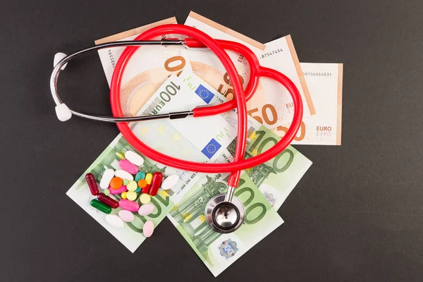 Euros comprimidos e stethoscop — Fotografia de Stock