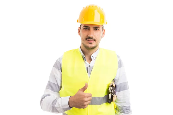 Jovem e bonito trabalhador hardhat mostrando thumbsu — Fotografia de Stock