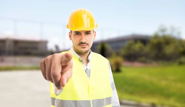 Trabalhador ou construtor apontando o dedo para camer — Fotografia de Stock