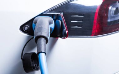 Elektrik kablosu ile şarj Tesla araba ben takılı