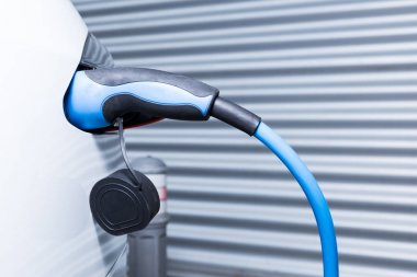 Ev otoparktan Tesla arabada şarj