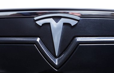 Özgün Tesla araba logosu üzerinde yakın çekim SID ön
