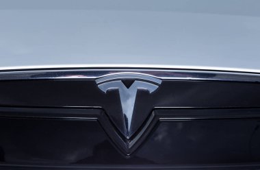 Tesla elektrik CA'da ön logo