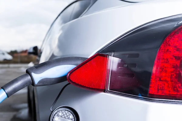 Blanco Tesla coche de carga outdoo — Foto de Stock