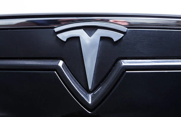 Gros plan du logo original de la voiture Tesla sur le côté avant — Photo