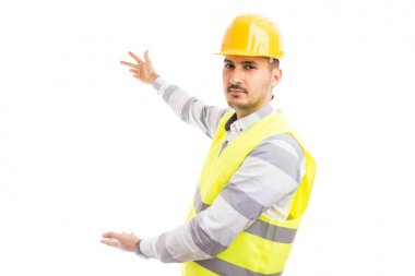 Beyaz boş sunulması yakışıklı mühendisi veya inşaat işçisi 