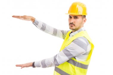 Boş kopya spac tutan genç yakışıklı Oluşturucu