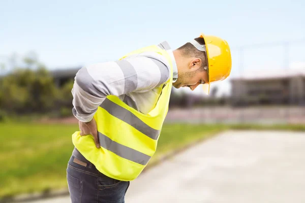 Travailleur de la construction se sentent mal au dos dans les lombaires sont — Photo