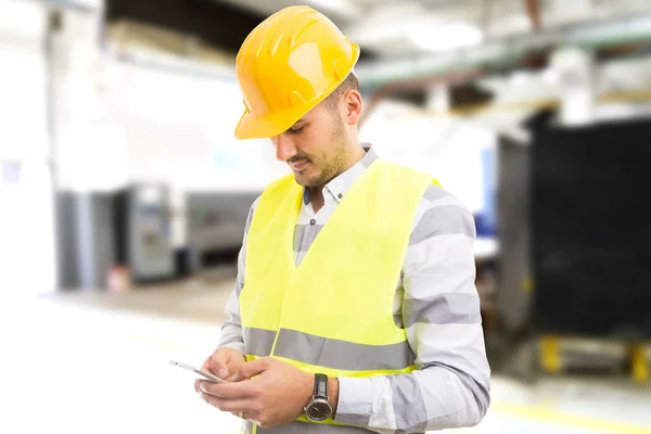 Fabrika işçisi çalışan smartphon üzerinde tarama mesaj sohbet