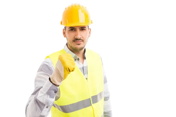 Dreigende bouwer of werknemer toont fis — Stockfoto