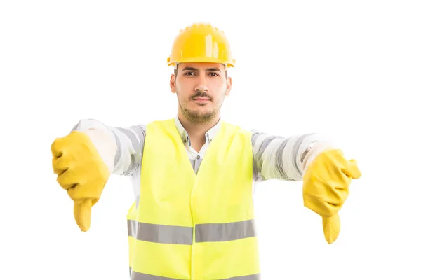 Construtor ou engenheiro mostrando polegares para baixo gestur — Fotografia de Stock