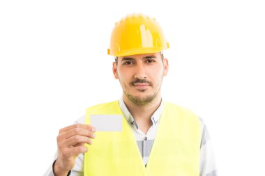 Holding ve beyaz boş iş kartı gösteren samimi tamirci