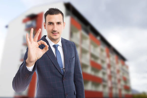 Handome agente immobiliare mostrando gesto perfetto all'aperto — Foto Stock