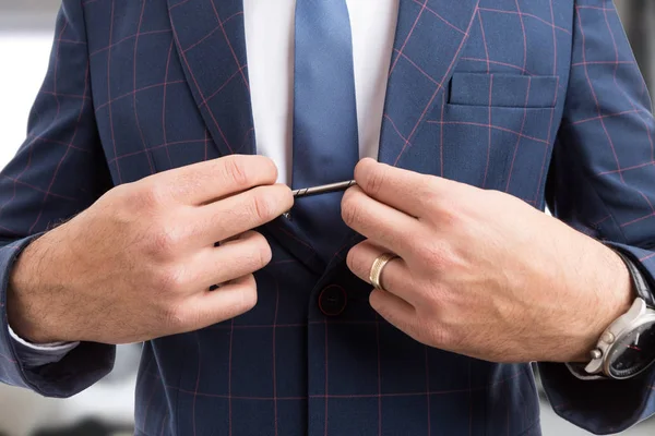 Hombre manos ajustando traje de negocios jacke — Foto de Stock