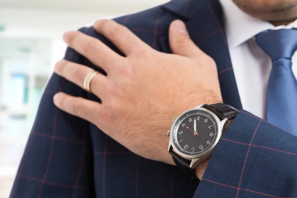 Conceito de desgaste homem elegante de luxo — Fotografia de Stock