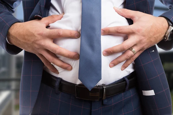 Manliga högintressant uppsvälld buk som matsmältningsbesvär problem — Stockfoto