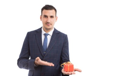 Genç yakışıklı bir koca GIF sunulması