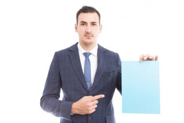 Boş pape tutan yakışıklı pazarlama yöneticisi