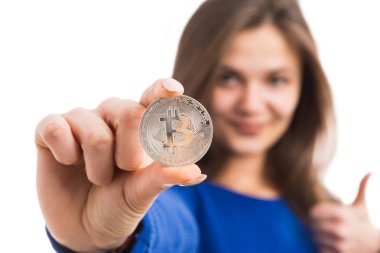 Genç kadın holding gümüş bitcoi