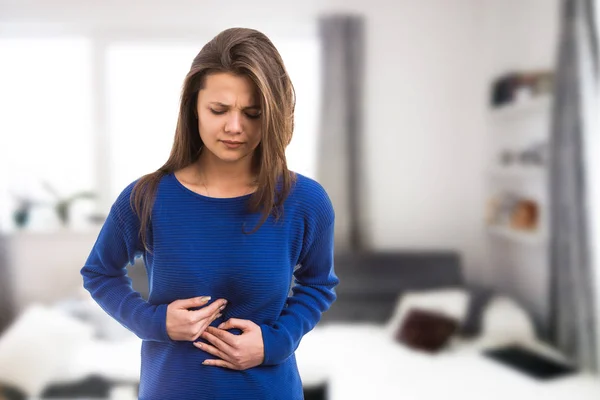 Mujer joven que sufre dolor de estómago — Foto de Stock