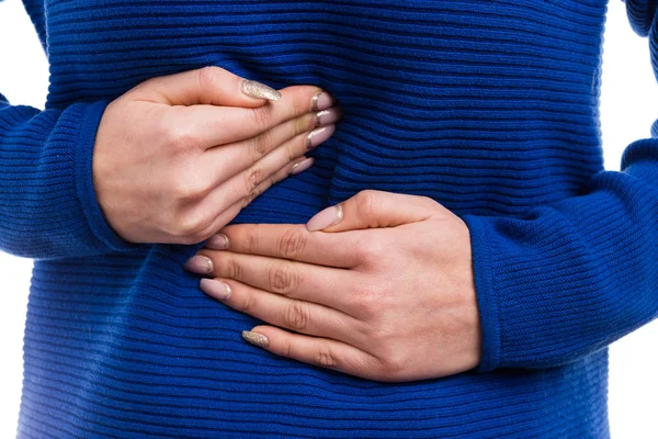 Kobieta ręce bolesne abdome pilne — Zdjęcie stockowe