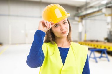 Genç çekici kadın mühendisi greetin